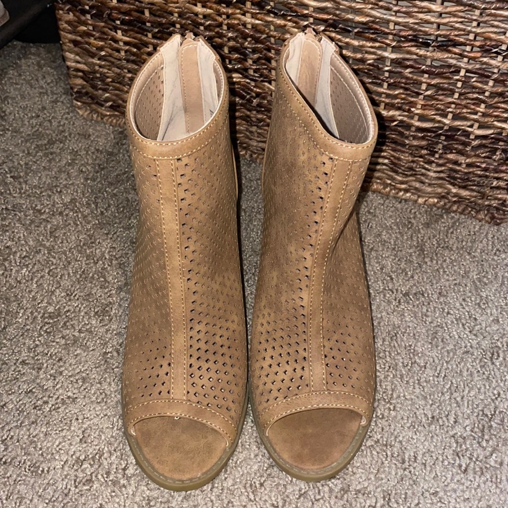 Report Peep toe bootie